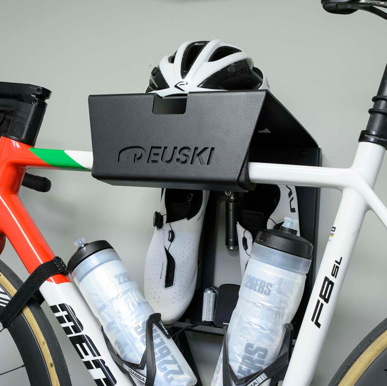 Soporte de pared para bicis acero negro, vista frontal con bici y accesorios