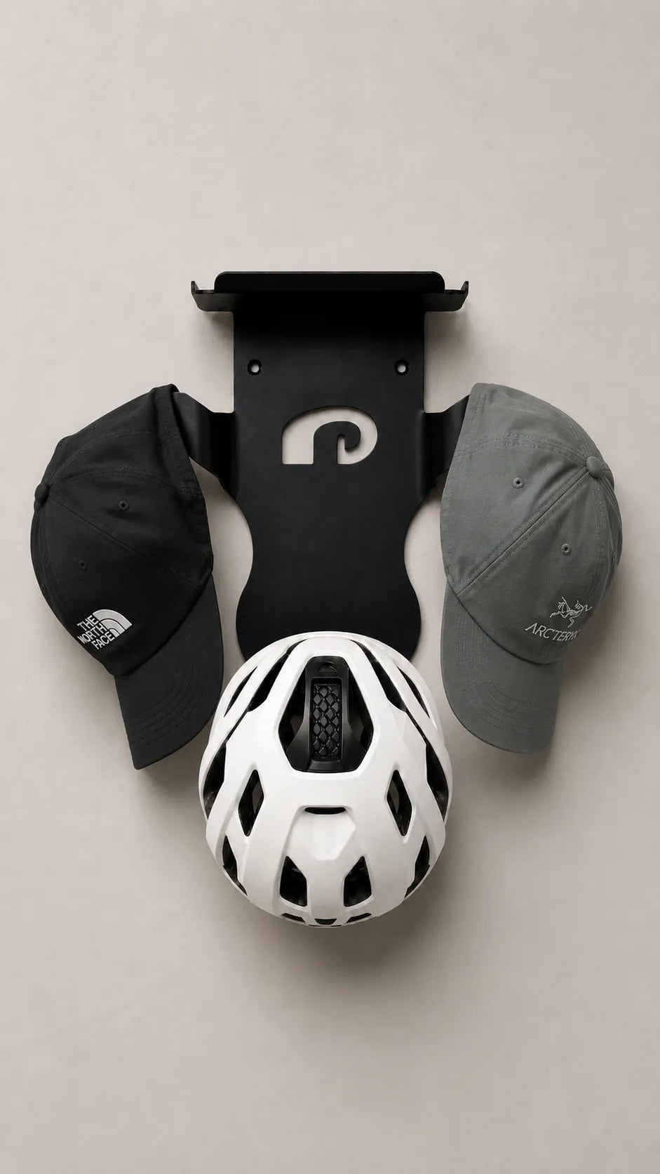 Soporte de pared de aluminio para accesorios, dos gorras y un casco colgando de él