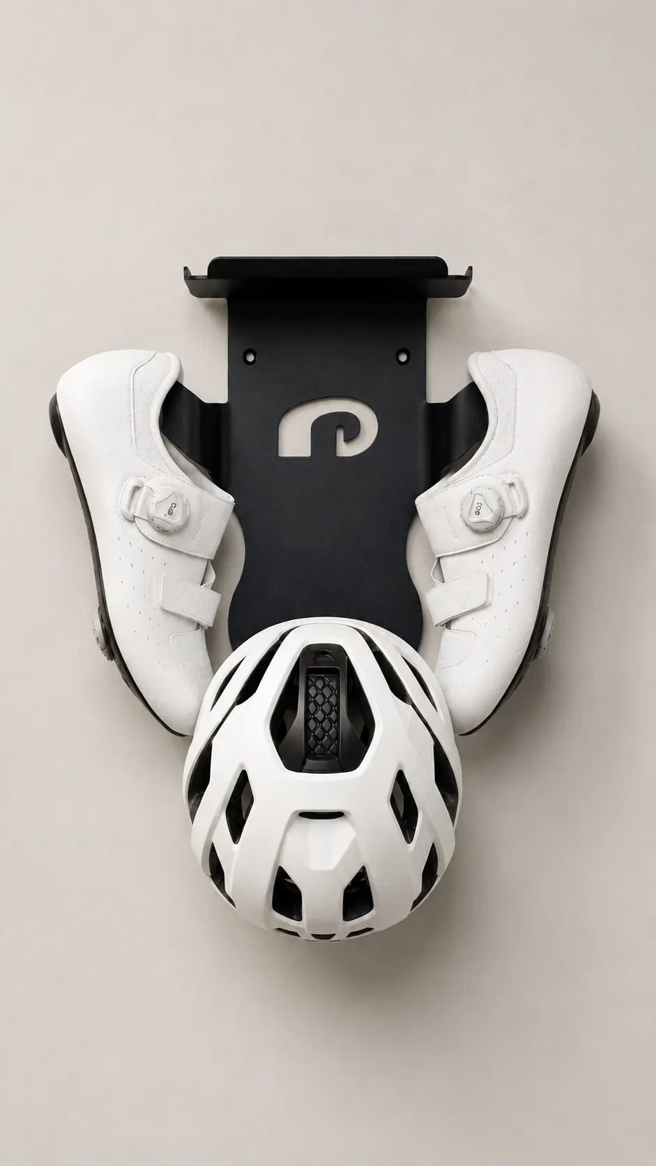 Soporte de pared de aluminio para accesorios, dos zapatillas de ciclismo y un casco colgando de él