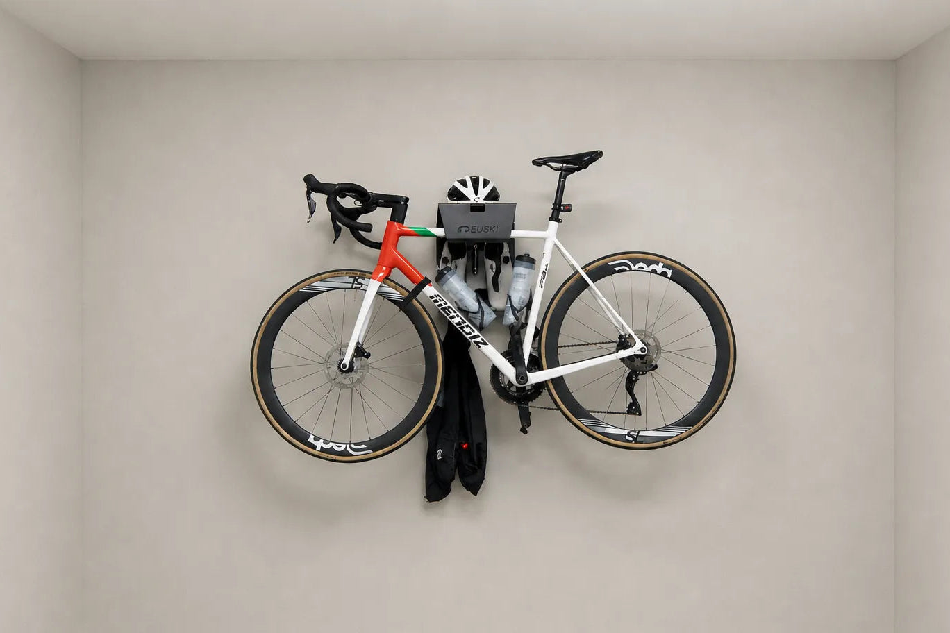 Soporte de pared para bicis premium y todo su equipamiento instalada en la pared de un estudio