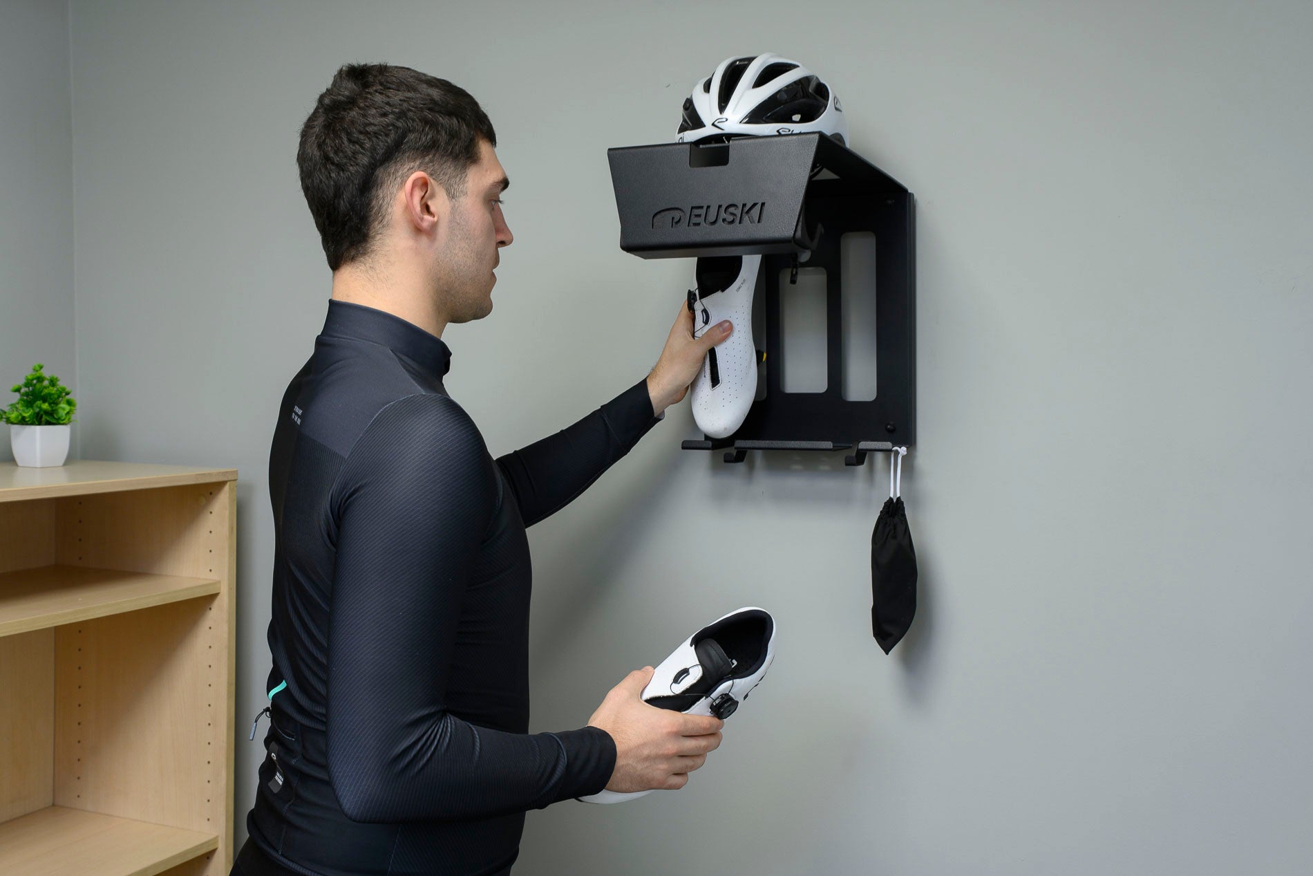 Soporte de pared para bicis, usuario colgando las botas