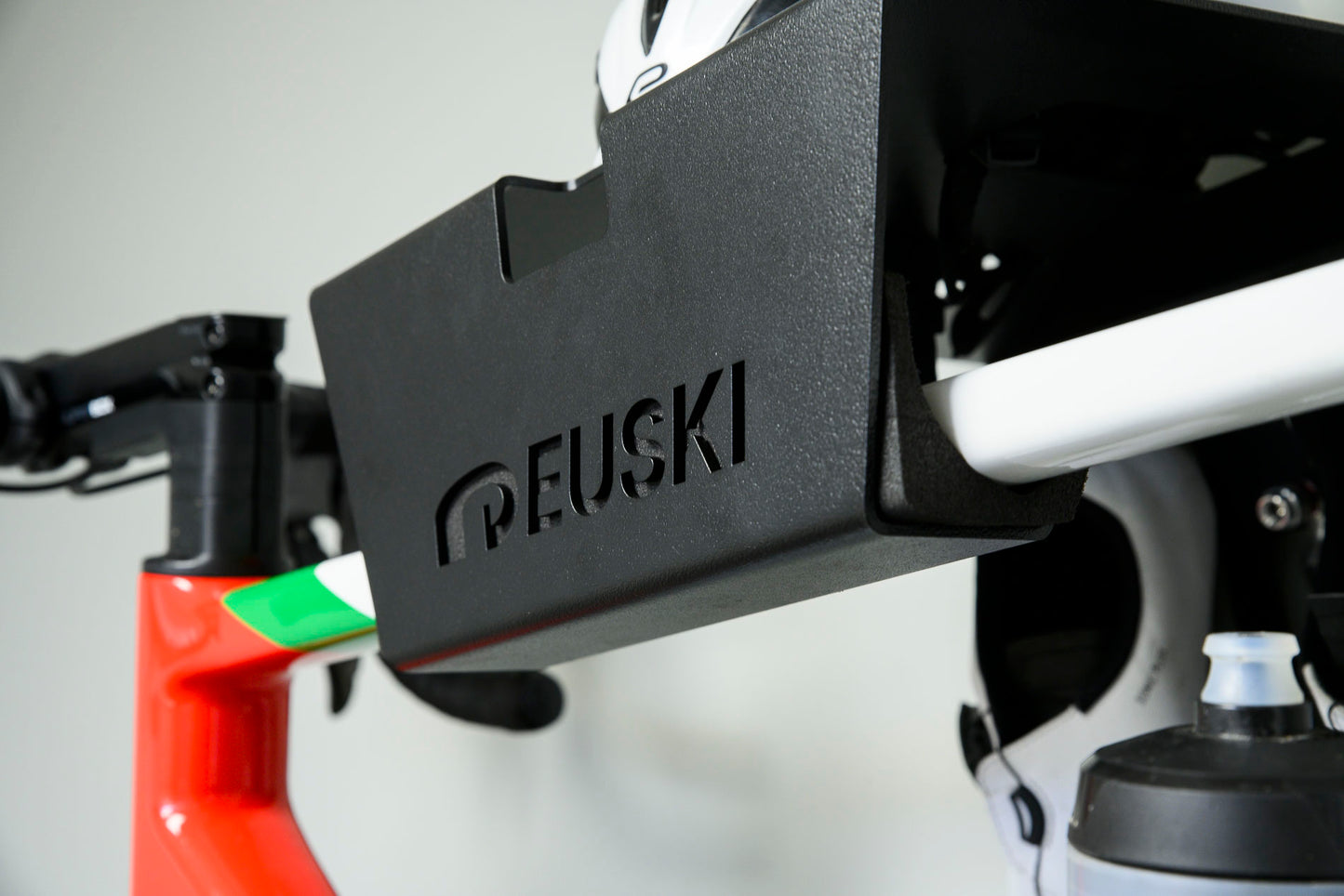 Plano detalle del soporte de pared para bicis con una bici sujeta