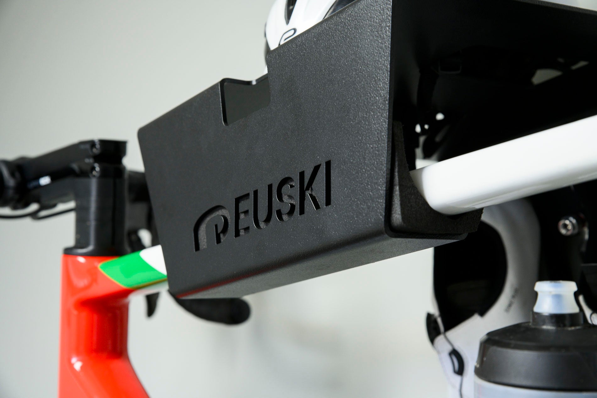 Plano detalle del soporte de pared para bicis con una bici sujeta