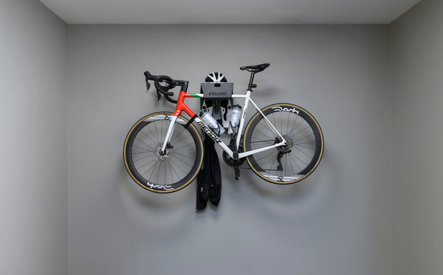 Soporte de pared para bicis acero negro, vista  general con bici y accesorios en casa