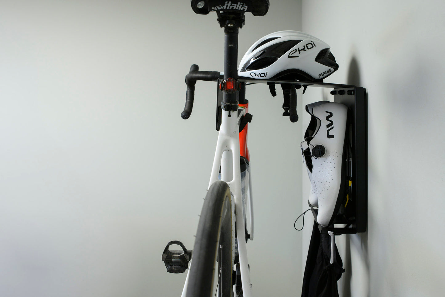 Soporte de pared para bicis acero negro, vista lateral detallada con bicicleta y accesorios